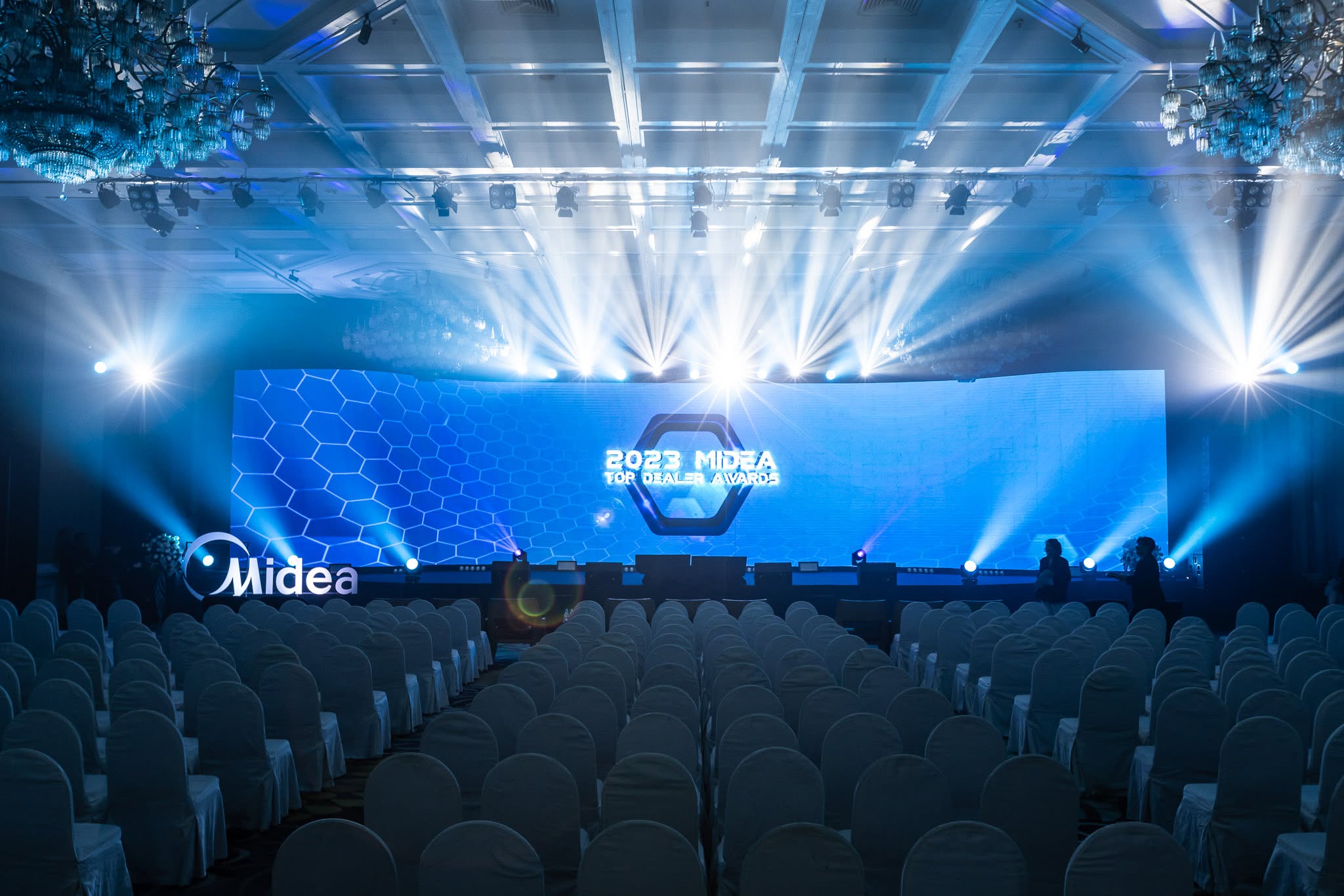 เวทีงานองค์กรพร้อมระบบแสงและจอ LED ขนาดใหญ่